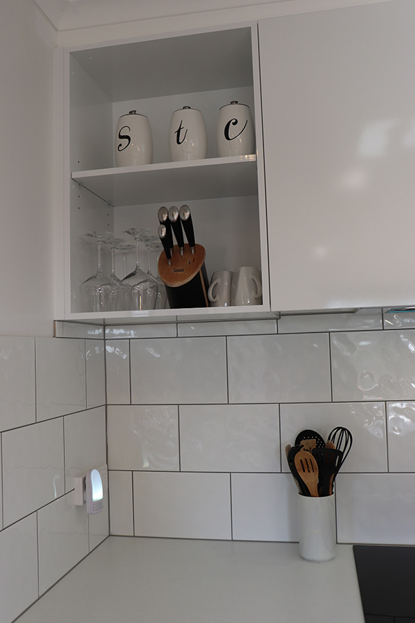 Dark grout with a white textured splashback tile