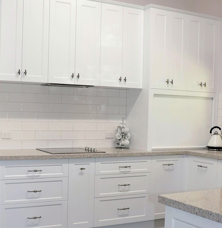White shaker door kitchen with classic detailing
