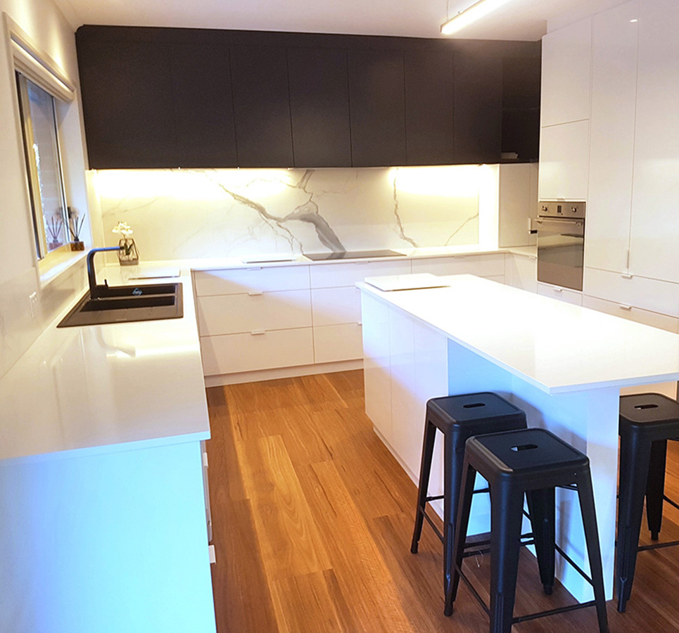 White kitchen with marble splashback